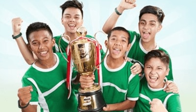 gambar anak-anak sedang memegang piala